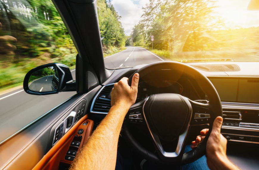 Końcówki drążków kierowniczych: Jak rozpoznać zużyte końcówki drążków i jak je wymienić?