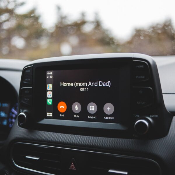 Najnowsze trendy w systemach multimedialnych samochodów – co oferują producenci w 2023 roku?