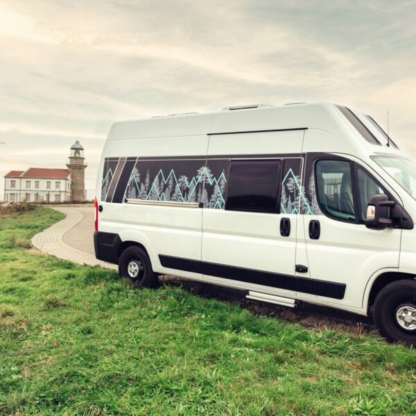 Odkryj świat przystępnych kamperów – Twoja brama do niezapomnianych przygód