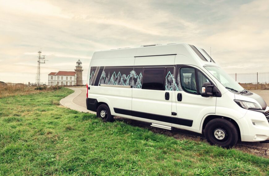 Odkryj świat przystępnych kamperów – Twoja brama do niezapomnianych przygód