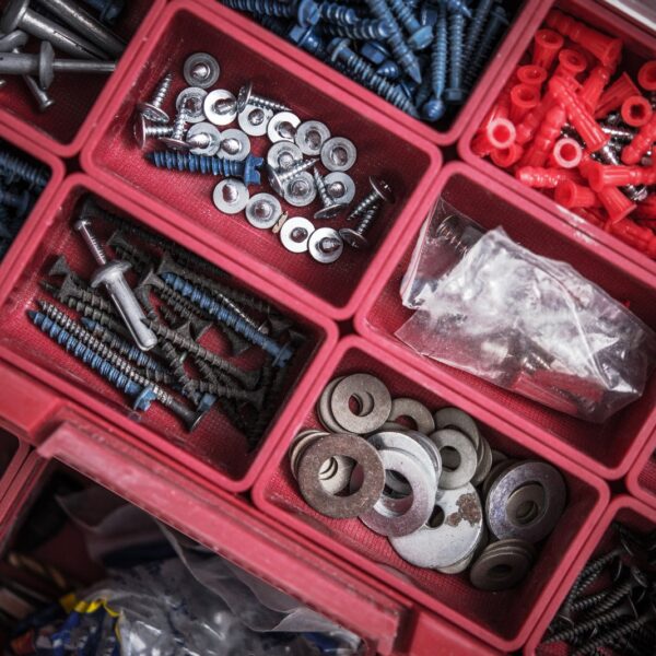 Wkręty do drewna i metalu – poznaj kluczowe różnice i zastosowania