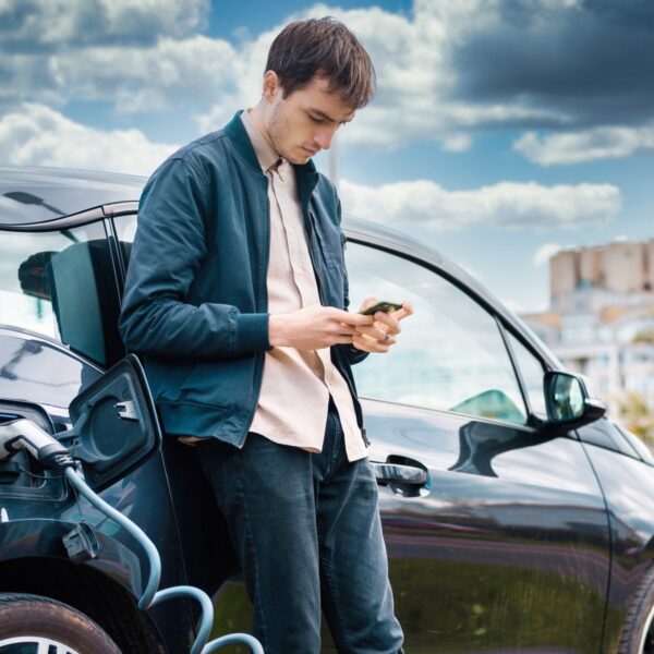 Zrównoważona mobilność: Jak rozwija się rynek samochodów hybrydowych?