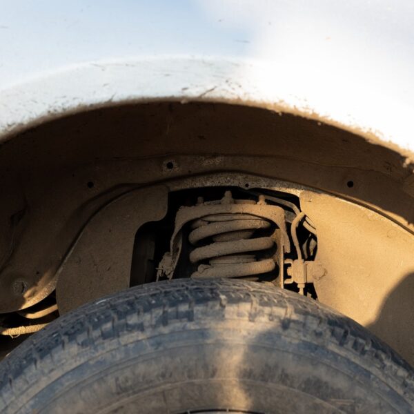 Jak rozpoznać objawy zużycia amortyzatorów i kiedy należy je wymienić?