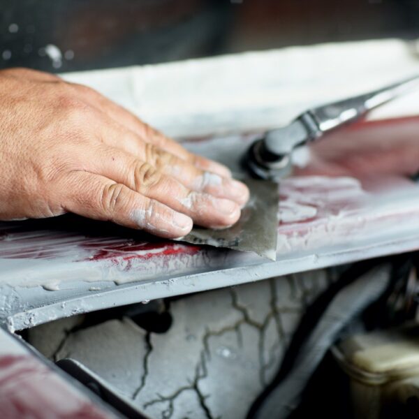 Blacharstwo samochodowe: Jak samodzielnie naprawić drobne uszkodzenia karoserii?