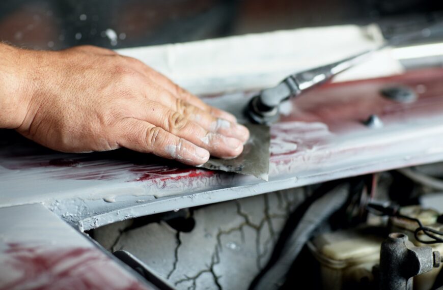 Blacharstwo samochodowe: Jak samodzielnie naprawić drobne uszkodzenia karoserii?