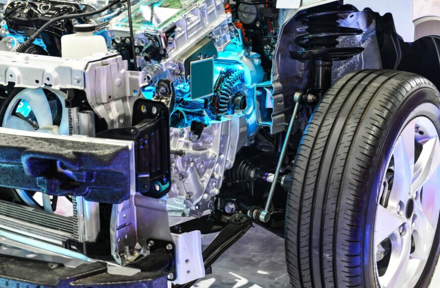 Historia i rozwój technologii hybrydowych w samochodach.