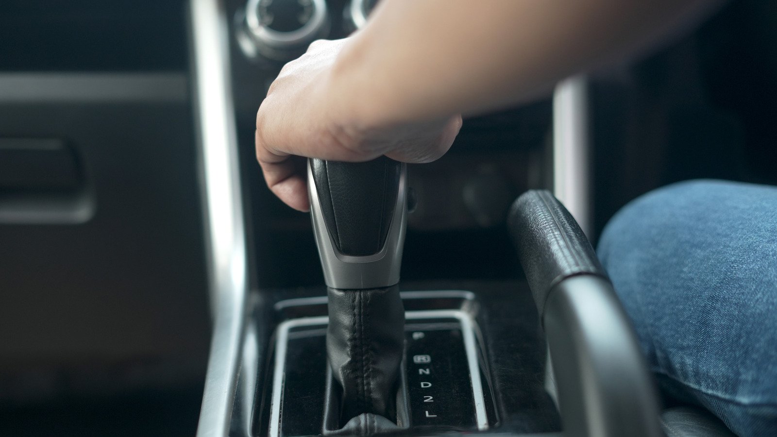 Historia i rozwój skrzyń biegów: od manualnych do automatycznych.