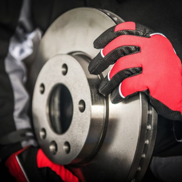 Jak rozpoznać i naprawić uszkodzenia układu hamulcowego w samochodzie?