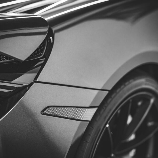 Jakie są korzyści z montażu spojlerów i jak wpływają na aerodynamikę pojazdu?