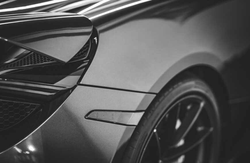 Jakie są korzyści z montażu spojlerów i jak wpływają na aerodynamikę pojazdu?