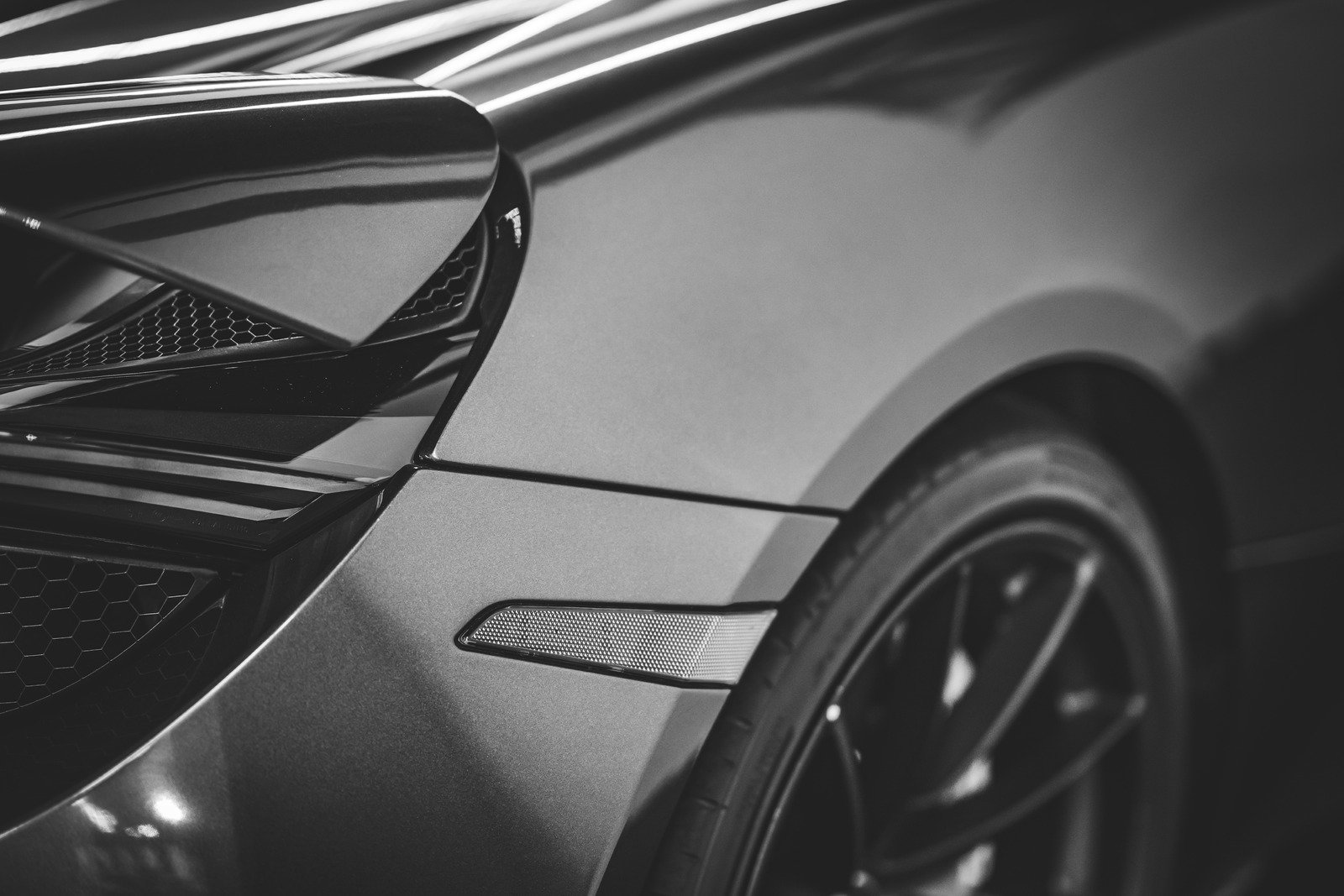 Jakie są korzyści z montażu spojlerów i jak wpływają na aerodynamikę pojazdu?