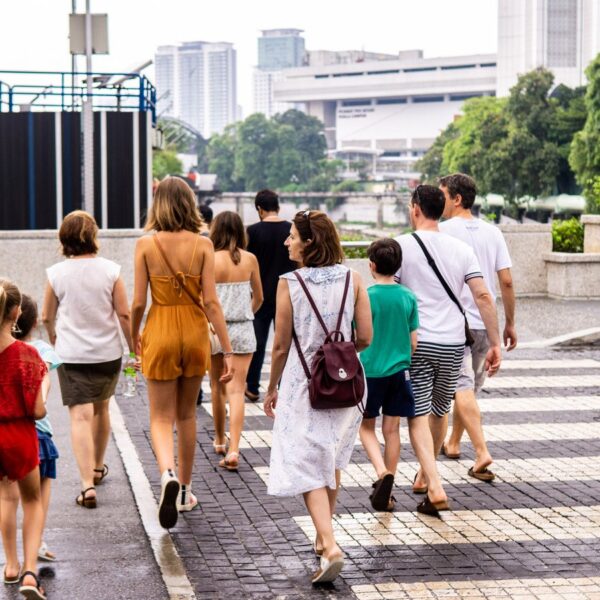 Bezpieczeństwo pieszych: jak nowoczesne technologie w samochodach mogą go poprawić?