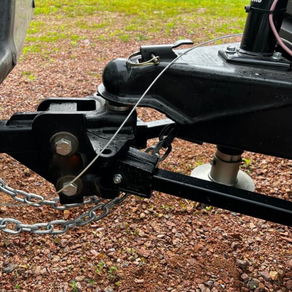 Jak prawidłowo wybrać i zamontować hak holowniczy w samochodzie?