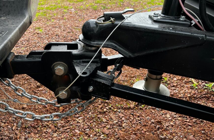 Jak prawidłowo wybrać i zamontować hak holowniczy w samochodzie?